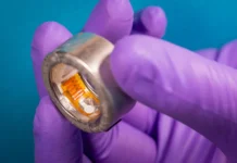 Crean un anillo inteligente que monitorea glucosa y cetonas en sangre sin pinchazos